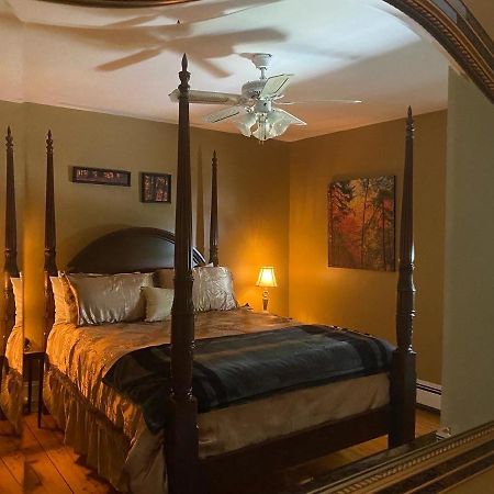 Toba'S Bed & Breakfast Lunenburg Esterno foto