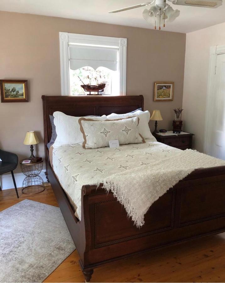 Toba'S Bed & Breakfast Lunenburg Esterno foto
