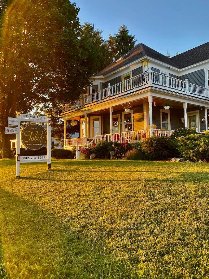 Toba'S Bed & Breakfast Lunenburg Esterno foto