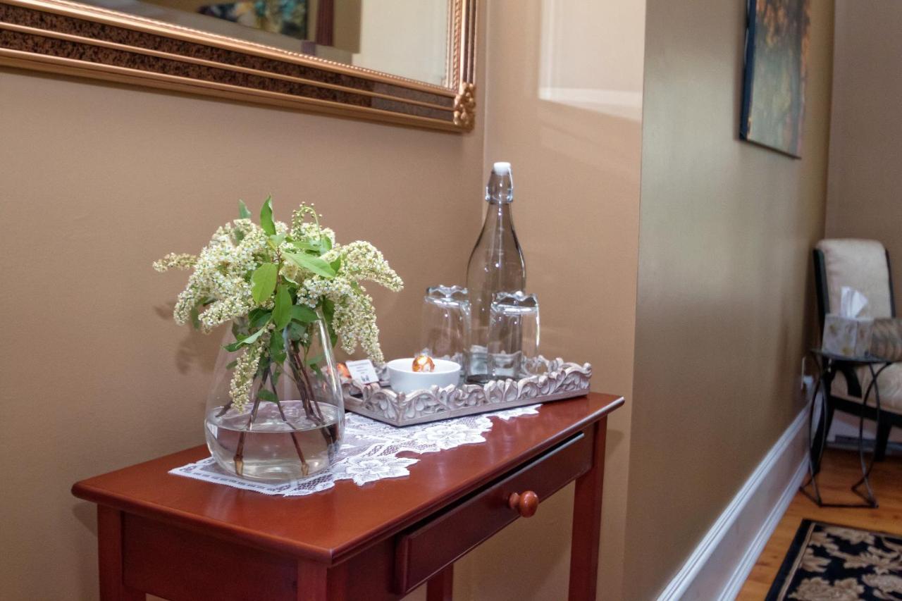 Toba'S Bed & Breakfast Lunenburg Esterno foto