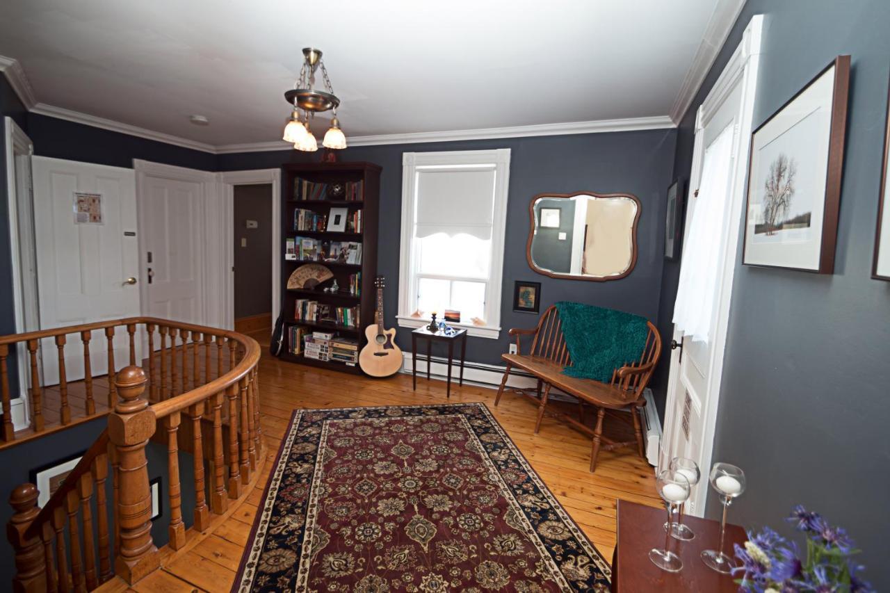 Toba'S Bed & Breakfast Lunenburg Esterno foto