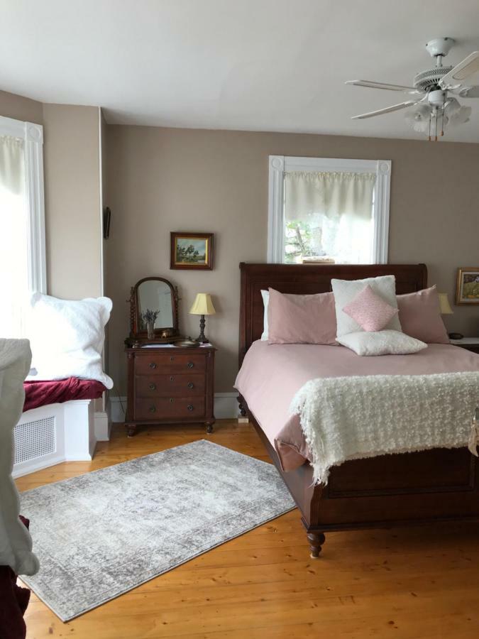 Toba'S Bed & Breakfast Lunenburg Esterno foto